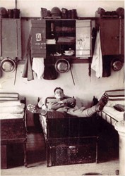 <p>Dienstplichtige soldaat in de Mauritskazerne, uit de lichting 1937-1938 (beeldbank gemeentearchief Ede). </p>
